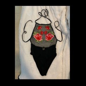 One pice black swimsuit with rose details